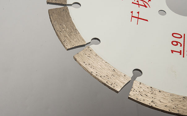 大理石鋸片在切割過程中搖擺是怎么回事呢？